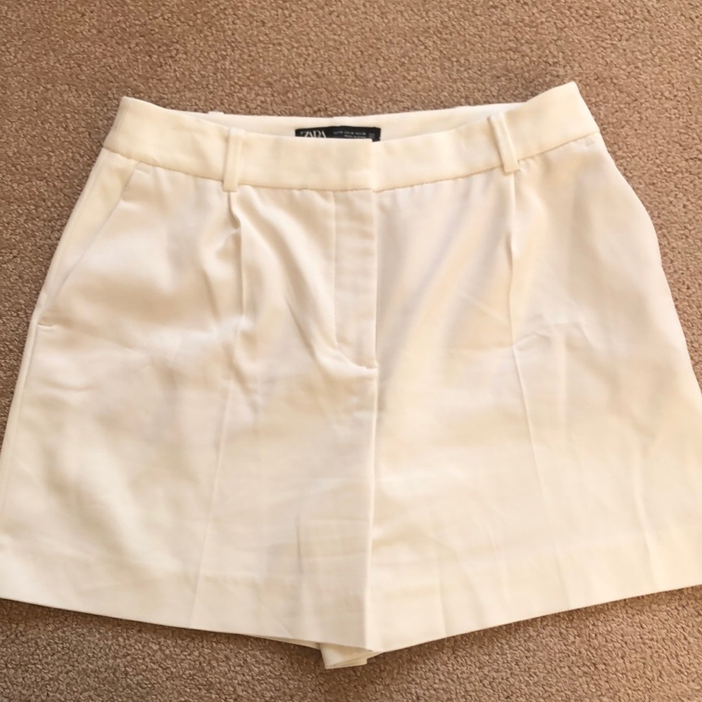 M white Zara shorts